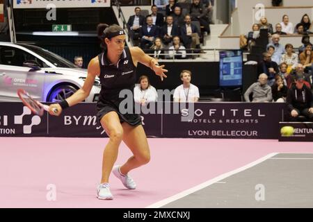 Lione, Francia - 02/02/2023, Caroline Garcia (fra) in azione contro Alison Van Uytvanck (bel) durante il torneo Open 6E Sens - Metropole de Lyon, WTA 250 il 2 febbraio 2023 al Palais des Sports de Gerland di Lione, Francia - Foto: Patrick Cannaux/DPPI/LiveMedia Foto Stock