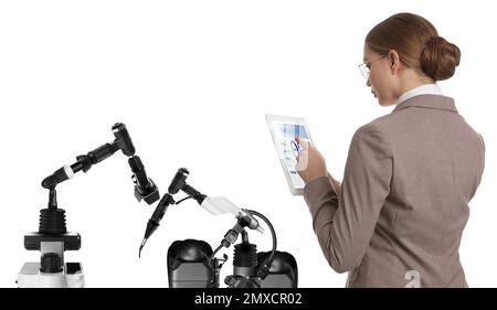 Ingegnere che controlla manipolatori elettronici di robot da laboratorio con tablet su sfondo bianco. Apprendimento automatico Foto Stock
