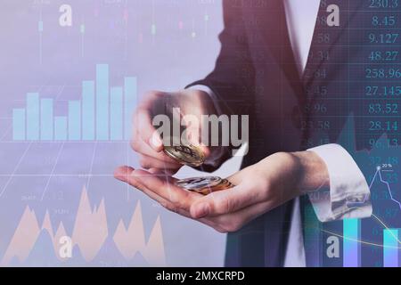 Donna che tiene bitcoins su sfondo chiaro, primo piano Foto Stock