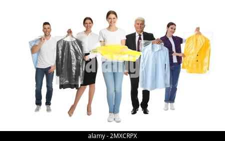 Collage con foto di persone che tengono vestiti in sacchetti di plastica su sfondo bianco. Servizio di lavaggio a secco Foto Stock