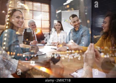 Doppia esposizione di persone che lavorano in ufficio e notte paesaggio urbano. Analisi finanziaria Foto Stock