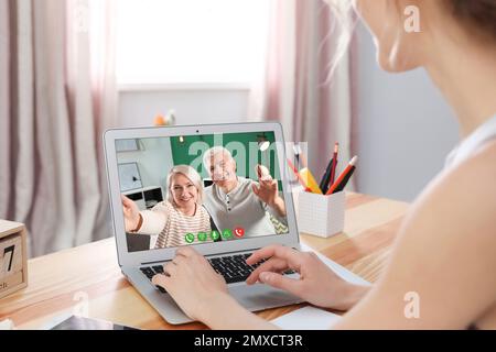 Giovane donna in videochat con i nonni a casa, concentrati sullo schermo Foto Stock