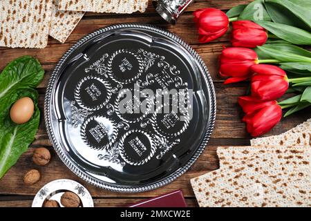 Composizione piana con piastra Passover Seder (keara) su tavolo in legno. Festa di Pesah Foto Stock