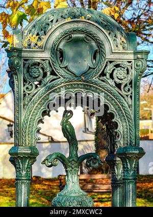 Getto di ferro fontana baldacchino a Shirehampton Bristol eretto da una società temperanza 19th ° secolo per fornire acqua nella loro lotta contro l'alcol Foto Stock