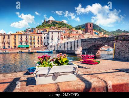 Colorato paesaggio estivo della città di Bosa con Ponte Vecchio sul fiume Temo. Splendida vista mattutina sull'isola di Sardegna, Italia, Europa. Trave Foto Stock