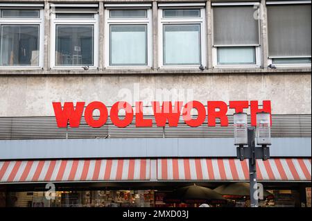 07.12.2022, Berlino, Germania, Europa - Vista esterna della filiale del grande magazzino Woolworth sulla Wilmersdorfer Strasse nel quartiere di Charlottenburg. Foto Stock