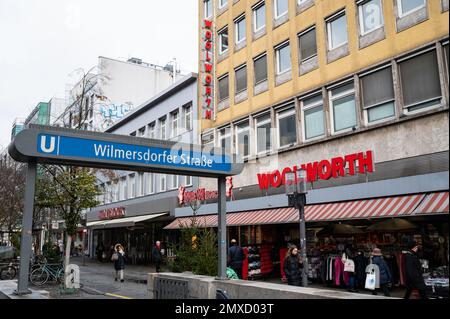 07.12.2022, Berlino, Germania, Europa - Vista esterna della filiale del grande magazzino Woolworth sulla Wilmersdorfer Strasse nel quartiere di Charlottenburg. Foto Stock