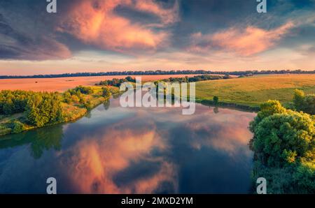 Splendido scenario estivo. Bella scena mattutina di piccolo stagno nella periferia della città di Ternopil, Ucraina occidentale, Europa. Incredibile suset estivo a Ukrai Foto Stock