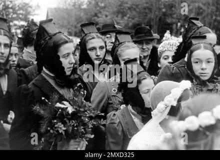 Prozession im Schwarzwald zum Todestag des heiligen Benedikt, 1938. Processione nella Foresta Nera in occasione dell'anniversario della morte di San Benedetto, 1938. Foto Stock