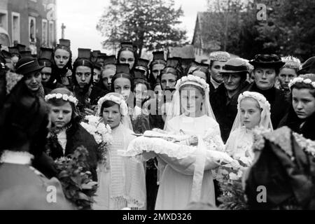 Prozession im Schwarzwald zum Todestag des heiligen Benedikt, 1938. Processione nella Foresta Nera in occasione dell'anniversario della morte di San Benedetto, 1938. Foto Stock
