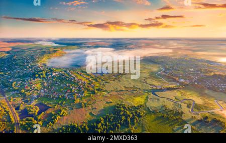 Splendido scenario estivo. Fantastica vista estiva dal drone volante del fiume Seret a forma di zigzag. Affascinante alba sulla campagna di Ternopil, Ucraina, e Foto Stock