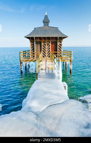 Bagno in legno ghiacciato sul Lago Neuchatel, Svizzera, Neuenburg, Gorgier Foto Stock