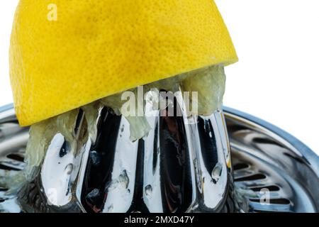 Limone (limone di Citrus), spremiagrumi, succo di limone è spremuto da un limone Foto Stock