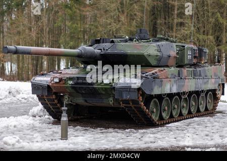 Pfreimd, Germania. 03rd Feb, 2023. Un nuovo carro armato del leopardo dell'Esercito tedesco 2 A7V si trova sui terreni delle caserme durante la consegna cerimoniale del Battaglione del carro armato 104. Nei prossimi mesi, Tank Battalion 104 sarà gradualmente dotato di carri armati da battaglia principali Leopard 2 A7V. Il suffisso 2 A7V si riferisce alla fase di sviluppo 7th di Leopard 2 e la 'V' sta per 'migliorato. Credit: Daniel Karmann/dpa/Alamy Live News Foto Stock