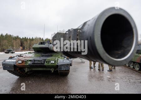 Pfreimd, Germania. 03rd Feb, 2023. Un nuovo carro armato del leopardo dell'Esercito tedesco 2 A7V si trova sui terreni delle caserme durante la consegna cerimoniale del Battaglione del carro armato 104. Nei prossimi mesi, Tank Battalion 104 sarà gradualmente dotato di carri armati da battaglia principali Leopard 2 A7V. Il suffisso 2 A7V si riferisce alla fase di sviluppo 7th di Leopard 2 e la 'V' sta per 'migliorato. Credit: Daniel Karmann/dpa/Alamy Live News Foto Stock