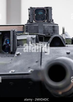 Pfreimd, Germania. 03rd Feb, 2023. Il periscopio di un nuovo carro armato Bundeswehr Leopard 2 A7V durante la consegna cerimoniale per il carro armato Battaglione 104 sui terreni delle caserme. Nei prossimi mesi, Tank Battalion 104 sarà gradualmente equipaggiato con i carri armati da battaglia principali Leopard 2 A7V. Il suffisso 2 A7V si riferisce alla fase di sviluppo 7th di Leopard 2 e la 'V' sta per 'migliorato. Credit: Daniel Karmann/dpa/Alamy Live News Foto Stock