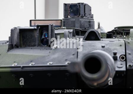 Pfreimd, Germania. 03rd Feb, 2023. Il periscopio di un nuovo carro armato Bundeswehr Leopard 2 A7V durante la consegna cerimoniale per il carro armato Battaglione 104 sui terreni delle caserme. Nei prossimi mesi, Tank Battalion 104 sarà gradualmente equipaggiato con i carri armati da battaglia principali Leopard 2 A7V. Il suffisso 2 A7V si riferisce alla fase di sviluppo 7th di Leopard 2 e la 'V' sta per 'migliorato. Credit: Daniel Karmann/dpa/Alamy Live News Foto Stock