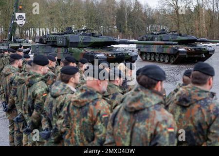 Pfreimd, Germania. 03rd Feb, 2023. I nuovi carri armati leopardo 2 A7V dell'esercito tedesco sono in piedi sui terreni delle caserme durante la consegna cerimoniale per il Battaglione carro armato 104. Nei prossimi mesi, Tank Battalion 104 sarà gradualmente dotato di carri armati da battaglia principali Leopard 2 A7V. Il suffisso 2 A7V si riferisce alla fase di sviluppo 7th di Leopard 2 e la 'V' sta per 'migliorato. Credit: Daniel Karmann/dpa/Alamy Live News Foto Stock