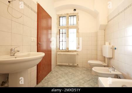 Vecchio bagno in appartamento interno in vecchia casa di campagna Foto Stock