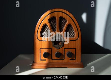 Radio retro con luce solare su sfondo colorato. Foto Stock