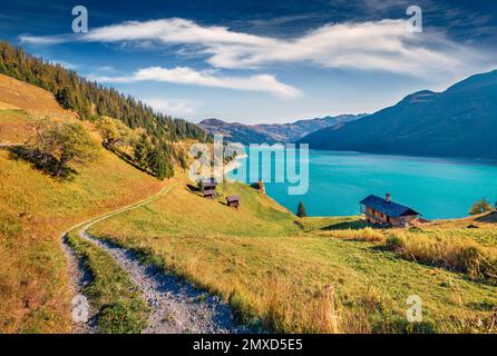 Fotografia aerea di paesaggi. Vista mozzafiato del lago Roselend con la vecchia strada di campagna. Splendida scena autunnale di Auvergne-Rodano-Alpi, Francia. Foto Stock