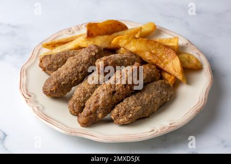 Cibo tradizionale turco; polpette secche o Inegöl con patate (nome turco; Kuru kofte o anne koftesi) Foto Stock