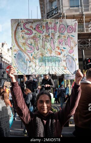 NEU, ASLEF & PCS andare in sciopero dopo una mancanza di aumento della retribuzione e per combattere il costo di vita crisi Ehimetalor Unuabona / Alamy News Foto Stock