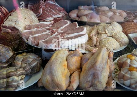 LINDFIELD, WEST SUSSEX, UK - FEBBRAIO 01 : esposizione in vetrina di vari tagli di carne in un macellaio nel villaggio di Lindfield West Sussex il 01 Febbraio 2023 Foto Stock