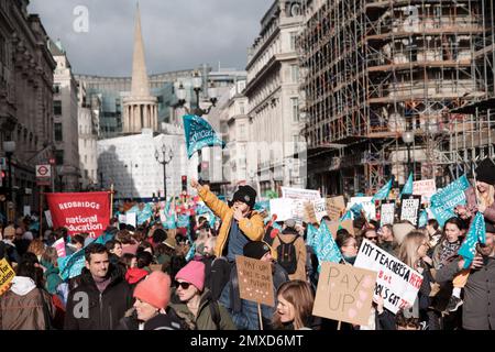 NEU, ASLEF & PCS andare in sciopero dopo una mancanza di aumento della retribuzione e per combattere il costo di vita crisi Ehimetalor Unuabona / Alamy News Foto Stock