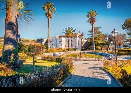 Bellissima città primaverile di Ragusa. Mattina di sole nel Giardino Ibleo. Splendida scena all'aperto di Sicilia, Italia, Europa. Concetto di viaggio Foto Stock