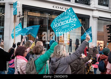 NEU, ASLEF & PCS andare in sciopero dopo una mancanza di aumento della retribuzione e per combattere il costo di vita crisi Ehimetalor Unuabona / Alamy News Foto Stock