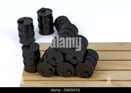 Barili di petrolio neri isolati su fondo bianco Foto Stock
