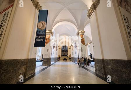 Vista dell'entrata frontale all'interno dell'area della lobby principale. Al Museo Archeologico Nazionale di Napoli. Foto Stock