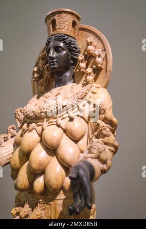 Dettaglio della testa e dei leoni intorno alla corona della scultura Artemide di Efeso. Fa parte della collezione di sculture Farnese all'Archeologia Foto Stock