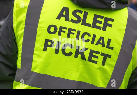 Preston, Lancashuire. Meteo nel Regno Unito. 3 Feb 2023. Membri dell'ASLEF Train Drivers Union in sciopero a Preston, Regno Unito. Avendo già chiamato sette scioperi di un giorno. Il segretario generale della RMT Mick Lynch ha dichiarato: “I nostri negoziati continueranno con gli operatori ferroviari per creare un pacchetto di posti di lavoro, condizioni e retribuzioni che possa essere offerto ai nostri membri”. Credit; MediaWorldImages/AlamyLiveNews Foto Stock