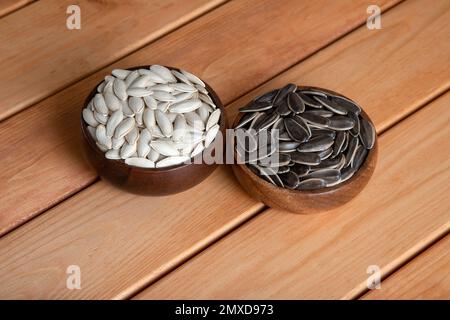Semi di zucca con semi di girasole in ciotola, vista dall'alto Foto Stock