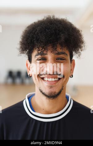 Immagine verticale del ballerino hip hop hip hip hip hip hip hip hip hip hip happy biracial maschile che Danza, ritmo, movimento e concetto di allenamento. Foto Stock