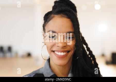 Immagine di una felice ballerina afro-americana hip hop che posa alla macchina fotografica. Danza, ritmo, movimento e concetto di allenamento. Foto Stock