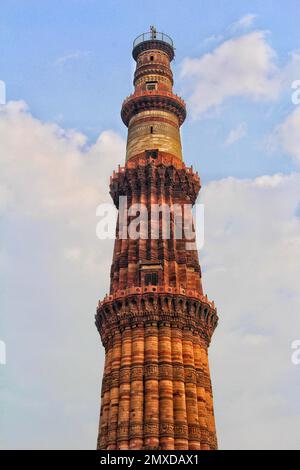 Un tiro verticale a basso angolo di Qutub Minar, un minareto che fa parte del Dehli, India Foto Stock