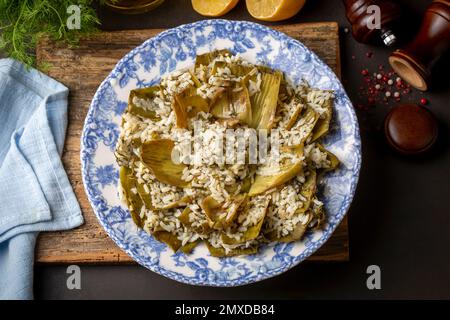 Carciofo fresco e delizioso, il miglior cibo turco. Nome turco; Zeytinyagli Enginar Dolmasi Foto Stock