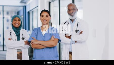 Diversità, medici e ritratto degli studenti in ospedale con volto felice lavorando insieme come un team. Giovani, anziani ed esperti lavoratori medici soddisfatti Foto Stock