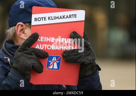 Bonn, Germania. 03rd Feb, 2023. Un uomo ha in mano un cartello con la scritta "Nessuna nuova autostrada" durante una manifestazione davanti al Ministero dei Trasporti. I membri del movimento per il clima del venerdì per il futuro protestano contro l'espansione delle autostrade in tre città della Renania settentrionale-Vestfalia e in altre località della Germania. Credit: Oliver Berg/dpa/Alamy Live News Foto Stock