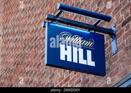 Cartello del negozio di scommesse William Hill sulla parete esterna del Regno Unito Foto Stock