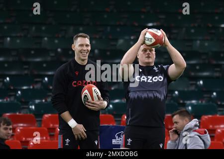 Cardiff, Regno Unito. 03rd Feb, 2023. Liam Williams of Wales (l) scherza con Bradley Roberts of Wales durante la corsa del capitano della squadra di rugby del Galles al Principato Stadium di Cardiff venerdì 3rd febbraio 2023, davanti alla partita delle sei nazioni di domani contro l'Irlanda. pic di Andrew Orchard/Andrew Orchard SPORTS photography/Alamy Live News Credit: Andrew Orchard SPORTS photography/Alamy Live News Foto Stock