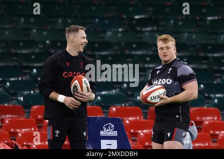 Cardiff, Regno Unito. 03rd Feb, 2023. Liam Williams of Wales (l) scherza con Bradley Roberts of Wales durante la corsa del capitano della squadra di rugby del Galles al Principato Stadium di Cardiff venerdì 3rd febbraio 2023, davanti alla partita delle sei nazioni di domani contro l'Irlanda. pic di Andrew Orchard/Andrew Orchard SPORTS photography/Alamy Live News Credit: Andrew Orchard SPORTS photography/Alamy Live News Foto Stock