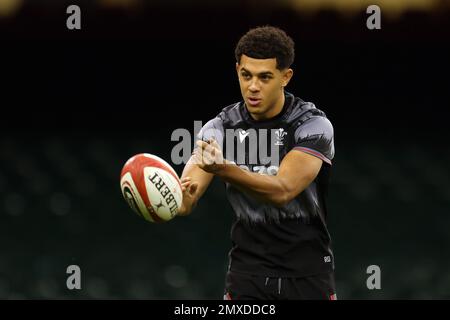 Cardiff, Regno Unito. 03rd Feb, 2023. Rio Dyer of Wales durante la corsa del capitano della squadra di rugby del Galles al Principato Stadium di Cardiff venerdì 3rd febbraio 2023, davanti alla partita delle sei nazioni di domani contro l'Irlanda. pic di Andrew Orchard/Andrew Orchard SPORTS photography/Alamy Live News Credit: Andrew Orchard SPORTS photography/Alamy Live News Foto Stock