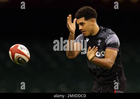 Cardiff, Regno Unito. 03rd Feb, 2023. Rio Dyer of Wales durante la corsa del capitano della squadra di rugby del Galles al Principato Stadium di Cardiff venerdì 3rd febbraio 2023, davanti alla partita delle sei nazioni di domani contro l'Irlanda. pic di Andrew Orchard/Andrew Orchard SPORTS photography/Alamy Live News Credit: Andrew Orchard SPORTS photography/Alamy Live News Foto Stock