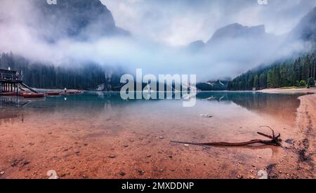Vista autunnale sul lago Braies. Splendida scena mattutina delle Alpi Dolomiti, Parco Naturale Fanes-Sennes-Prags, Italia, Europa. Bellezza del concetto di natura indietro Foto Stock