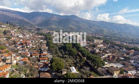 Architettura edifici in pietra, case tradizionali villaggio turco in località turistica Birgi, Izmir. Paesaggio con drone aereo. Foto Stock