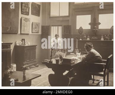 Gertrude Stein e Alice B. Toklas nel loro salotto di rue de Fleurus. Museo: © Man Ray Trust. Foto Stock